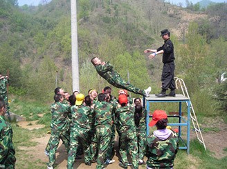 这篇文章告诉你如何选择拓展训练公司